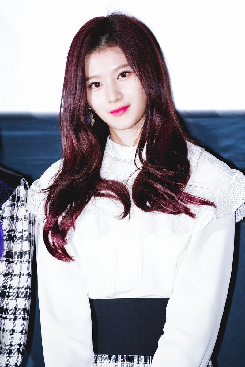 무대인사도는 배우 김사나양.gif | 인스티즈