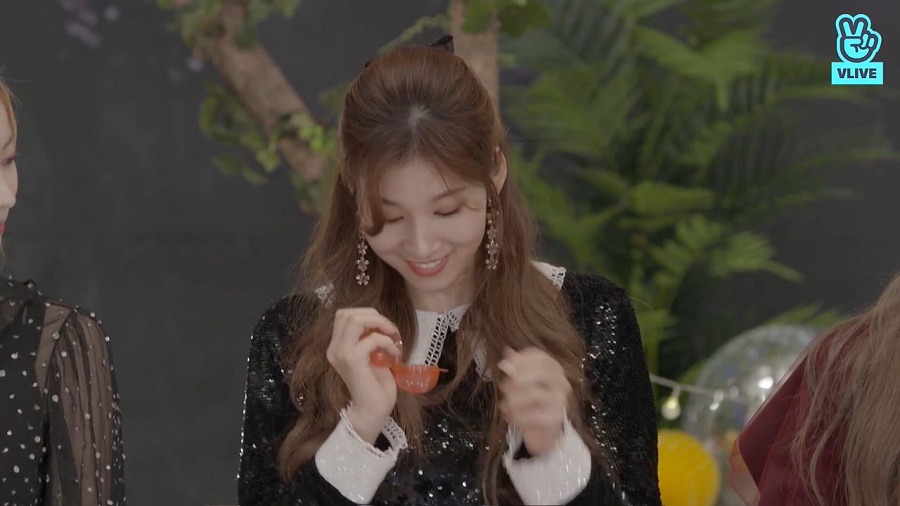 나연 언니 때문에 리얼 현실 당황한 사나.gif | 인스티즈