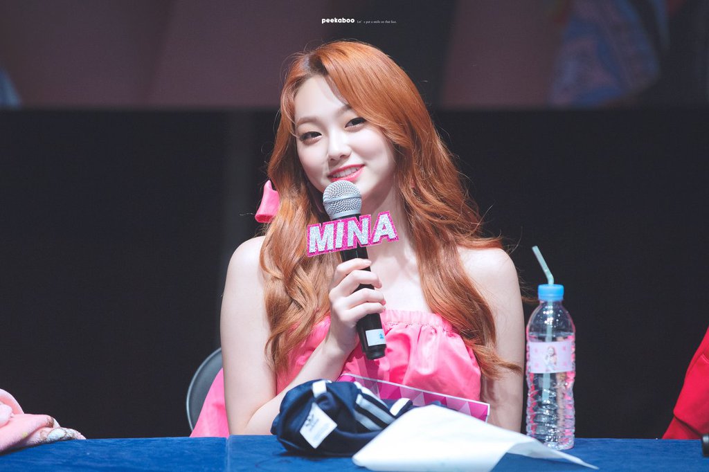 사인회에서 미나.jpg | 인스티즈