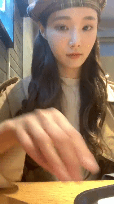 어제 3주년 기념 인스타 라이브한 모모랜드 연우.gif | 인스티즈