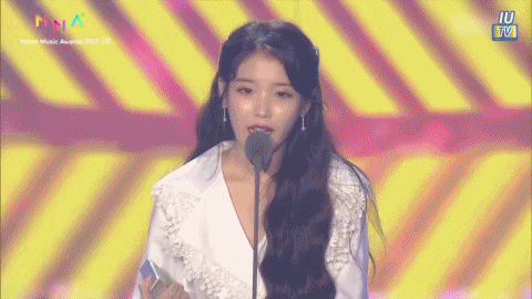 수상소감 할 때 버벅거려서 집에서 이불 킥 했다는 아이유.gif | 인스티즈