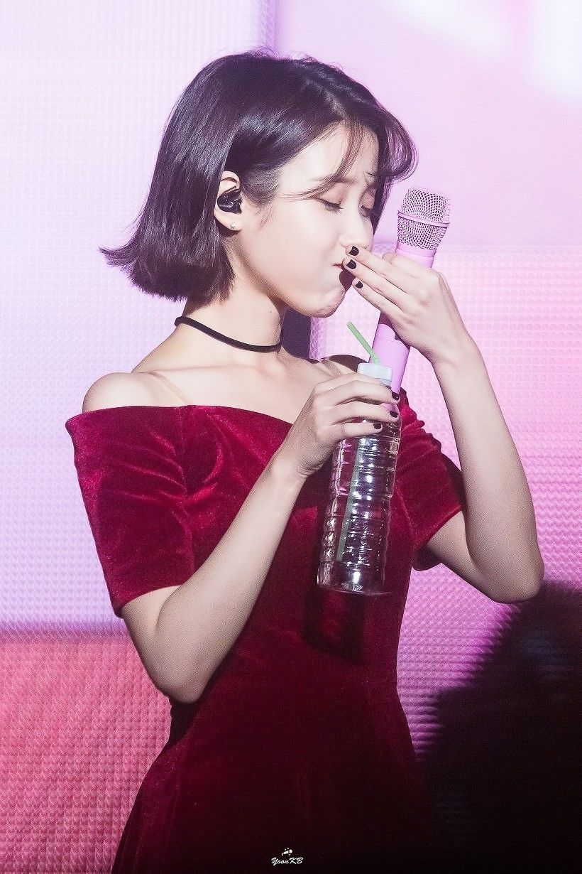 레드가 잘어울리는 아이유.jpgif | 인스티즈