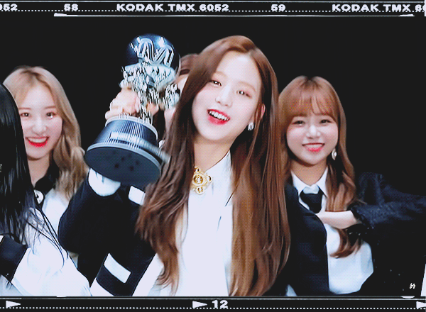 데뷔 한달반동안 트로피 6개 수집한 아이즈원 ㄷㄷ | 인스티즈