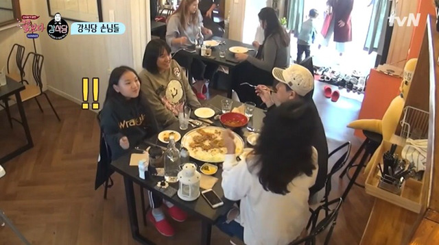 [강식당] 안재현을 본 여자손님들 반응.jpgif | 인스티즈