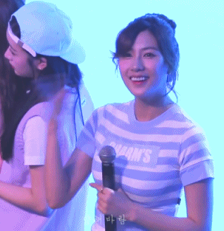 춤추다가 실수로 가슴 가격.gif | 인스티즈