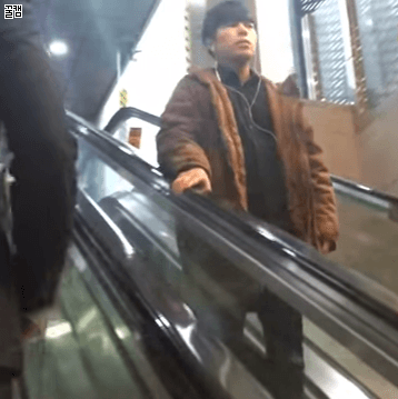 에스컬레이터에서 느낀 따뜻한 손길 gif | 인스티즈