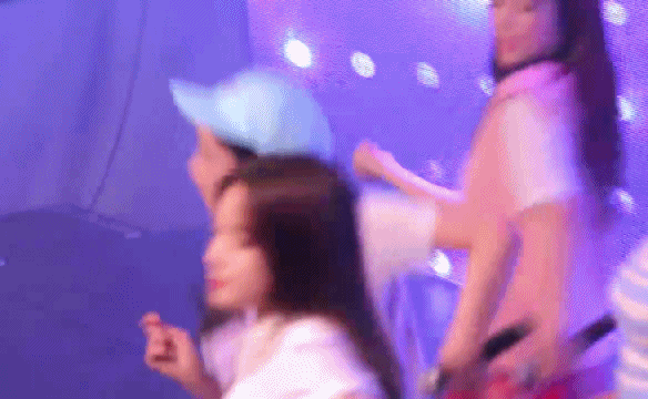춤추다가 실수로 가슴 가격.gif | 인스티즈
