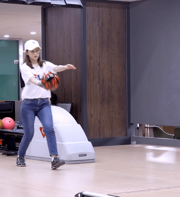 아육대를 대비해서 볼링연습하는 레드벨벳 슬기와 조이.gif | 인스티즈