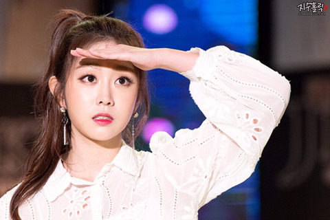 [러블리즈] 보고서를 다 쓰고 먹는 호두과자는 꿀맛이라서 지수 | 인스티즈