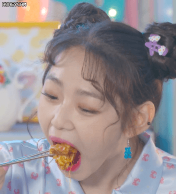 닭갈비 겁나 맛있게 먹는 구구단 강미나.gif | 인스티즈